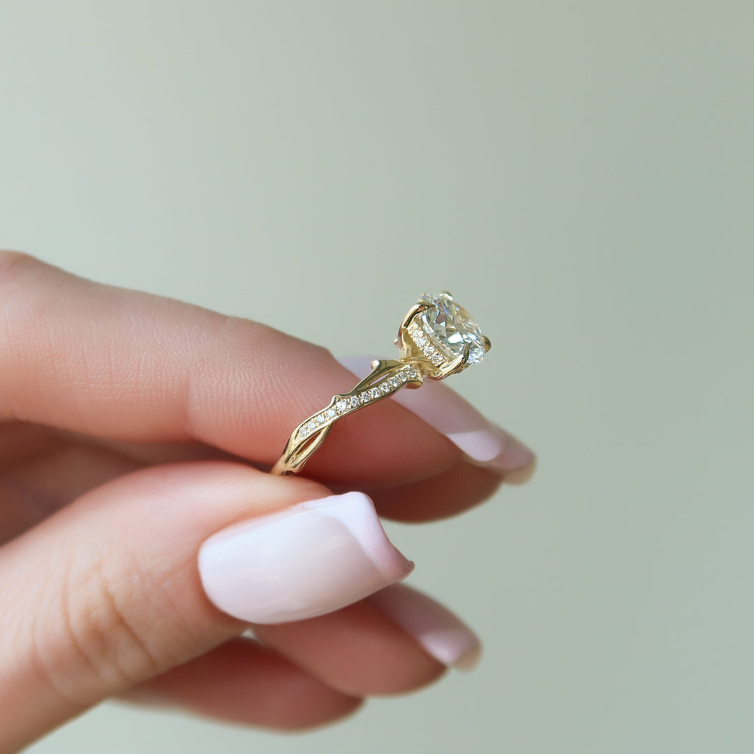 Round Cut Moissanite Engagement Ring